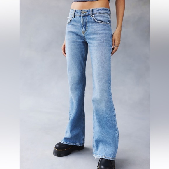 UO BDG Low-Rise Flare Jeans - Picture 3 of 6